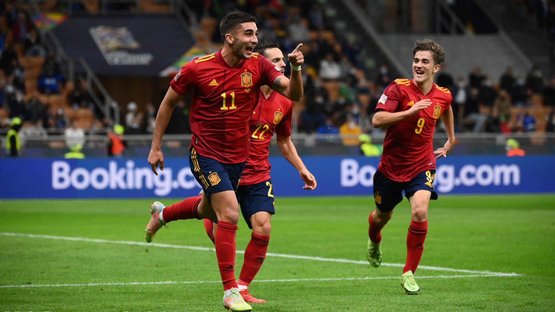 Ferran Torres celebra uno de sus goles a Italia. (AFP)