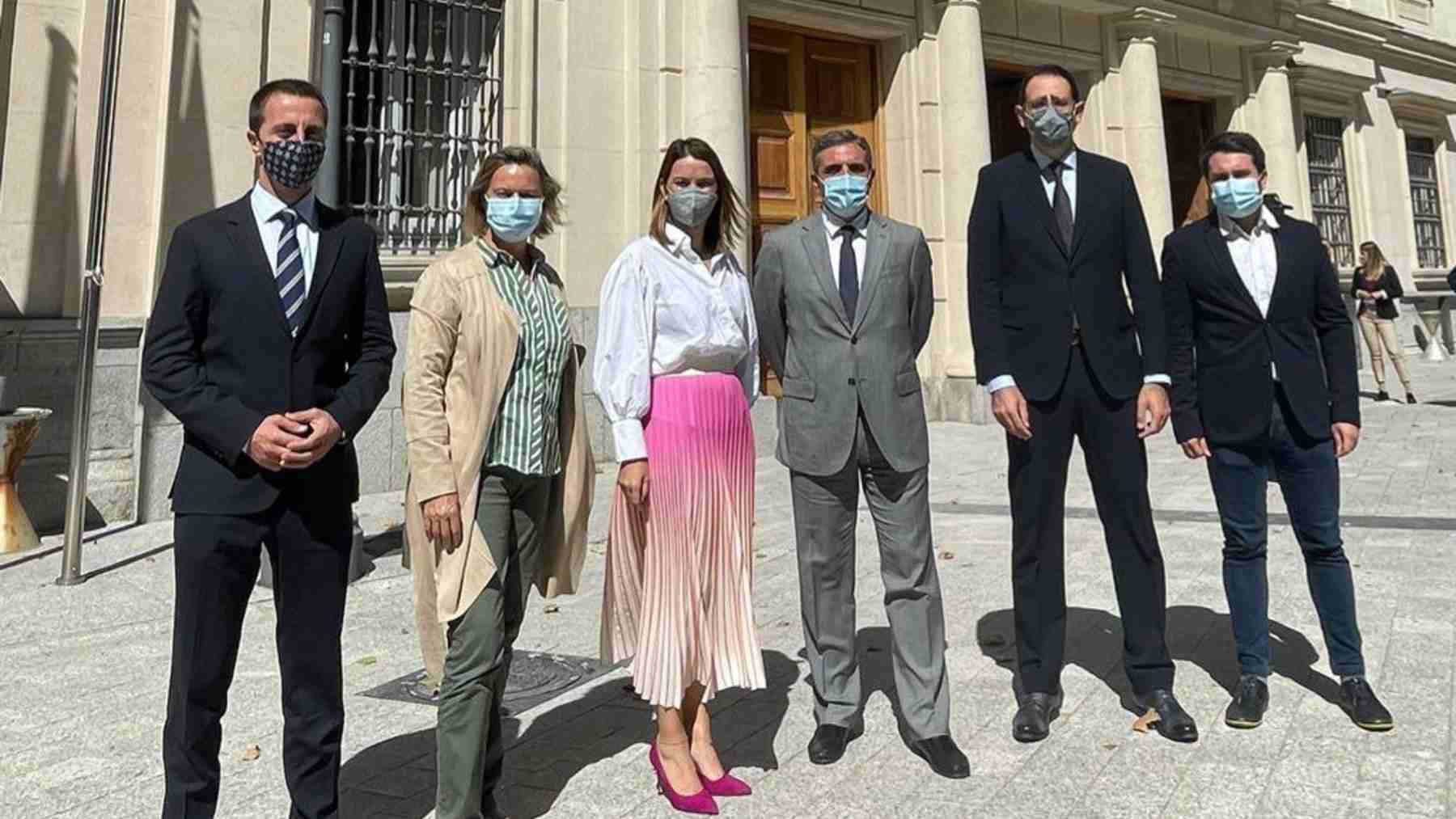 Los senadores y diputados del PP por Baleares frente al Congreso.