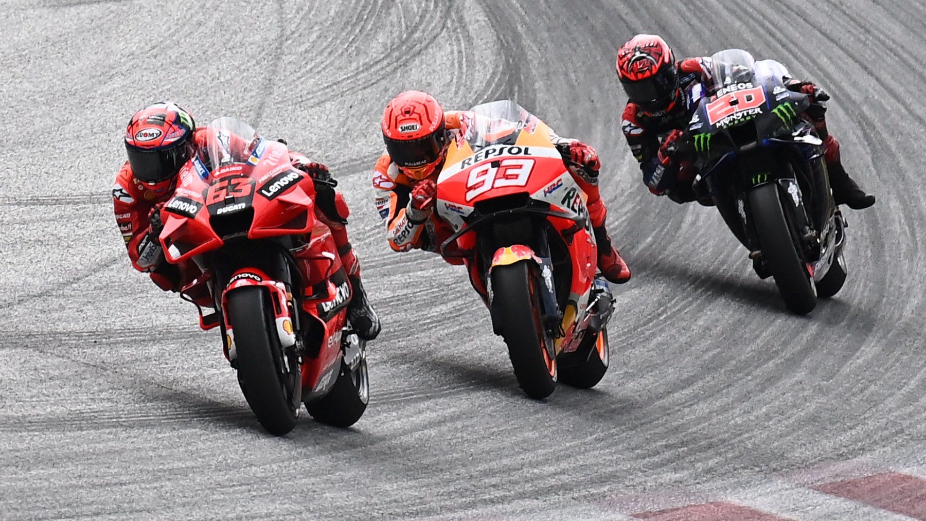 Pecco Bagnaia, Marc Márquez y Fabio Quartararo durante un gran premio esta temporada. (AFP)