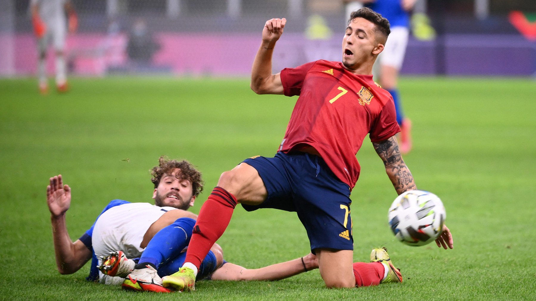 Yeremy Pino pelea por un balón con Locatelli. (AFP)