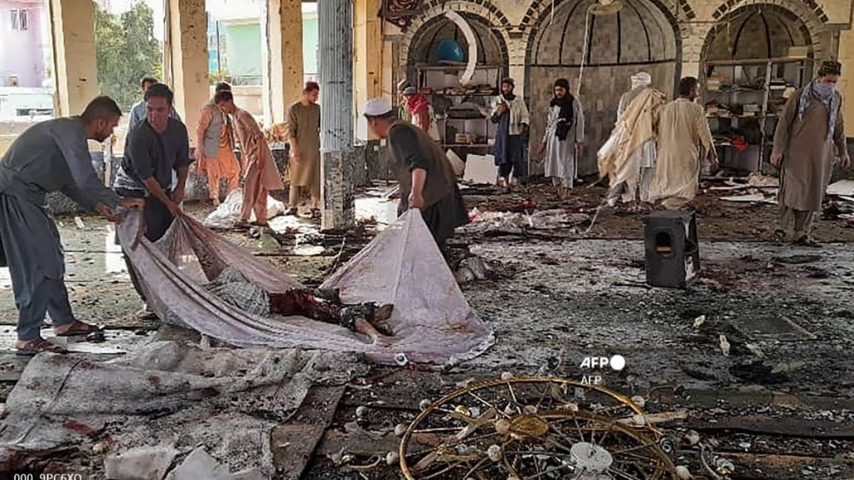 La mezquita en Kunduz (Afganistán) tras el atentado. (Foto: Afp)