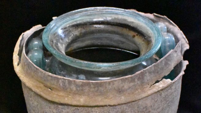 Investigan un líquido rojizo conservado durante dos milenios en una urna de Sevilla con huesos humanos
