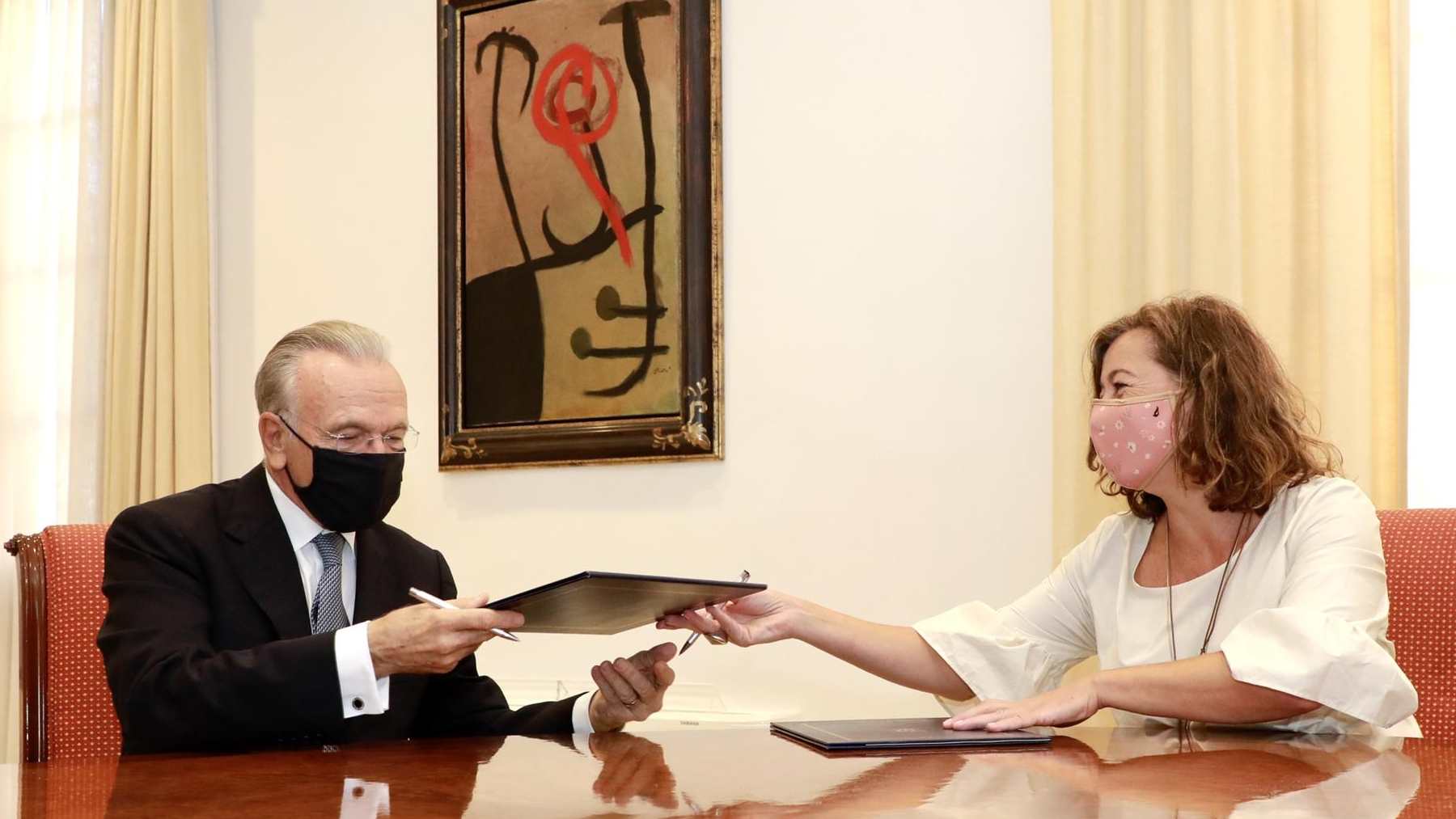 Francina Armengol y el presidente de la Fundación ‘la Caixa’, Isidre Fainé, firman un acuerdo de colaboración.