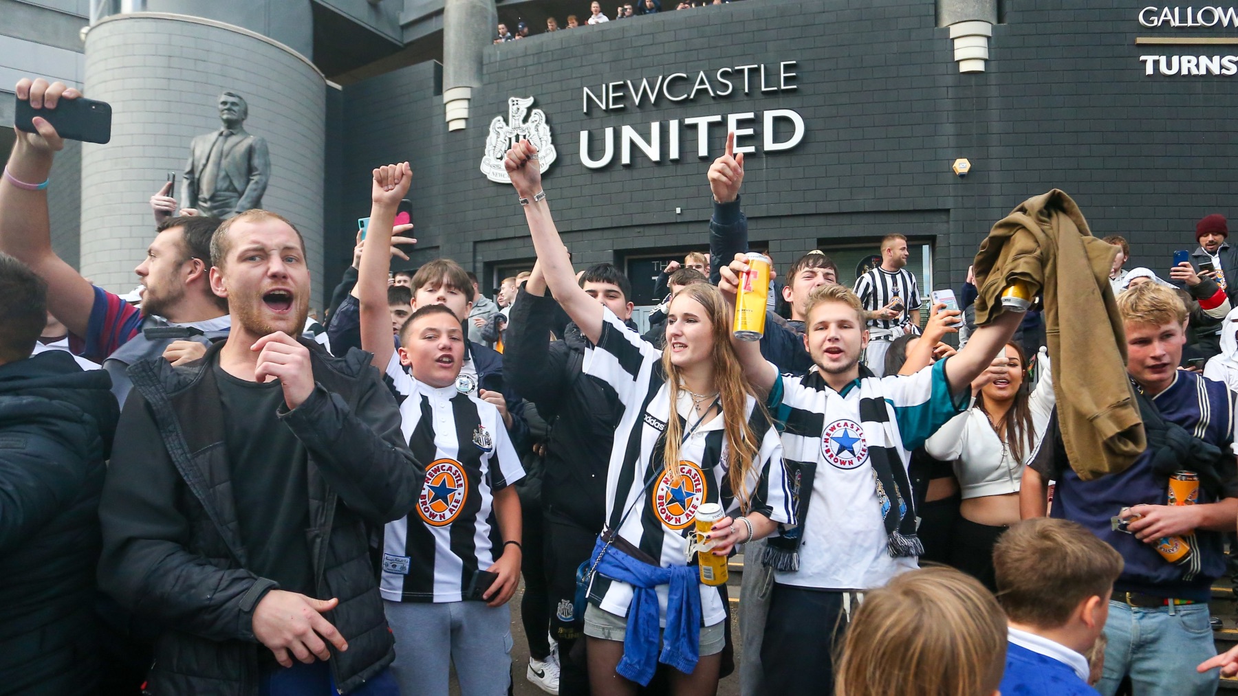 Aficionados del Newcastle a las puertas del St. James’ Park. (@NUFC)