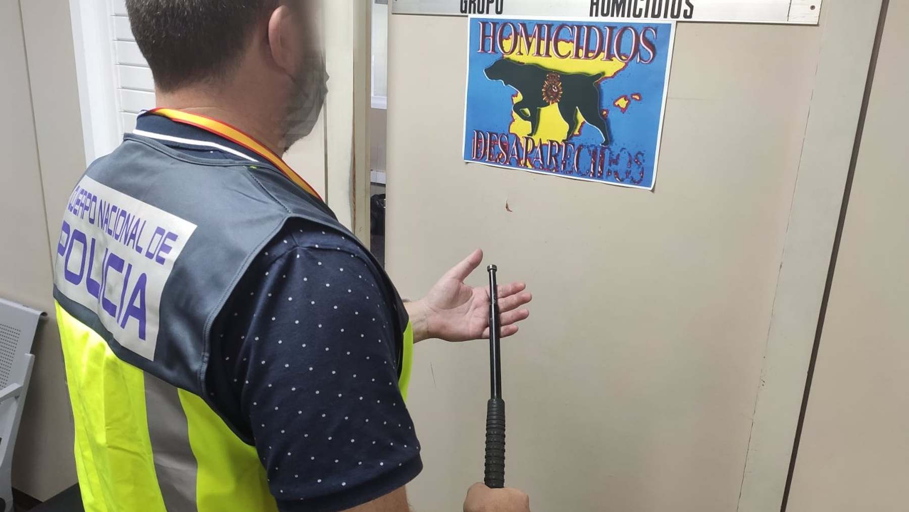 Un agente de la Policía Nacional con la defensa extensible utilizada por uno de los detenidos. Foto: Policía Nacional
