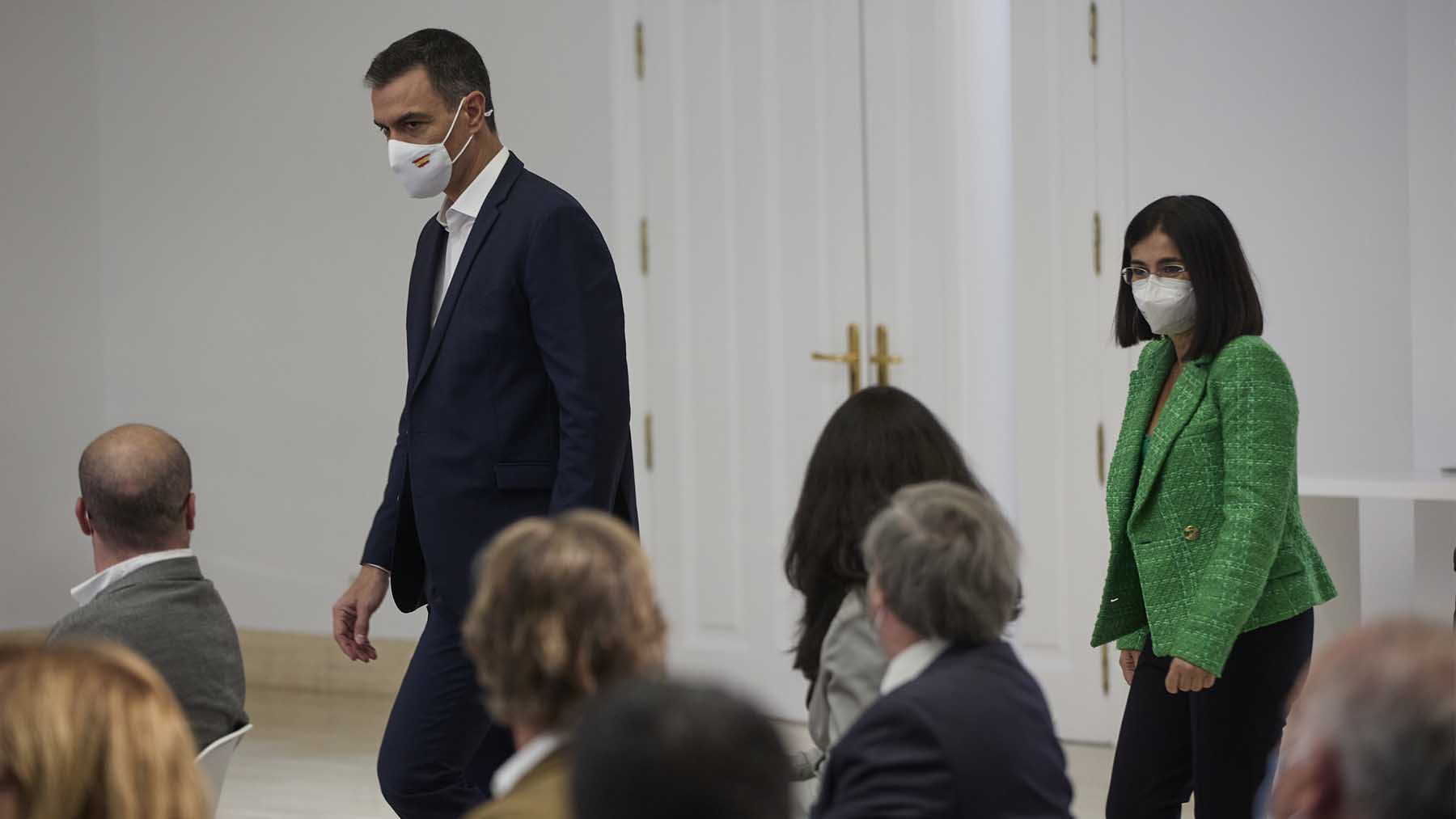 Pedro Sánchez y la ministra de Sanidad Carolina Darias en Moncloa. Foto: Europa Press.