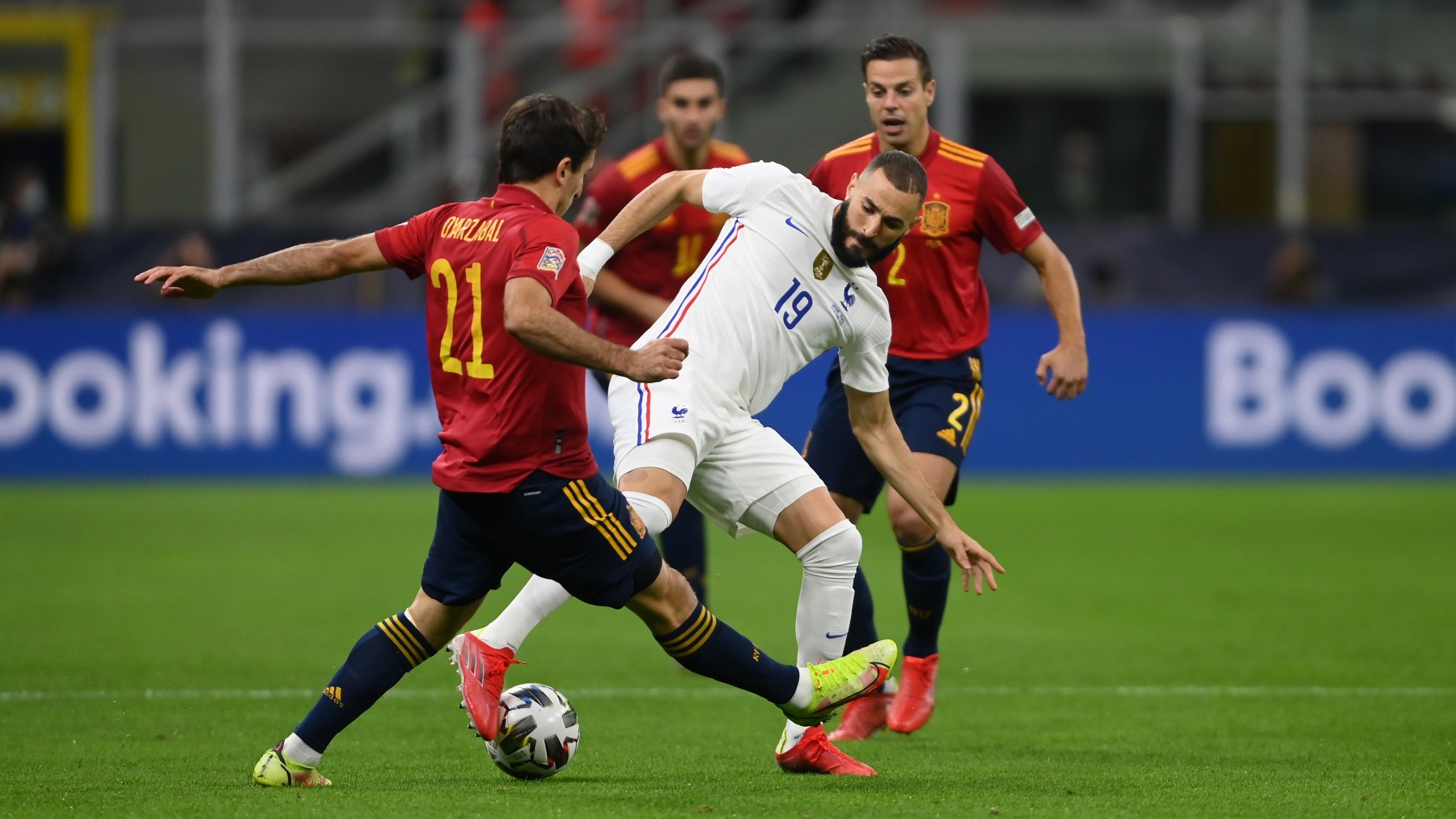 Benzema pelea un balón con Oyarzabal durante el España – Francia. (Getty)