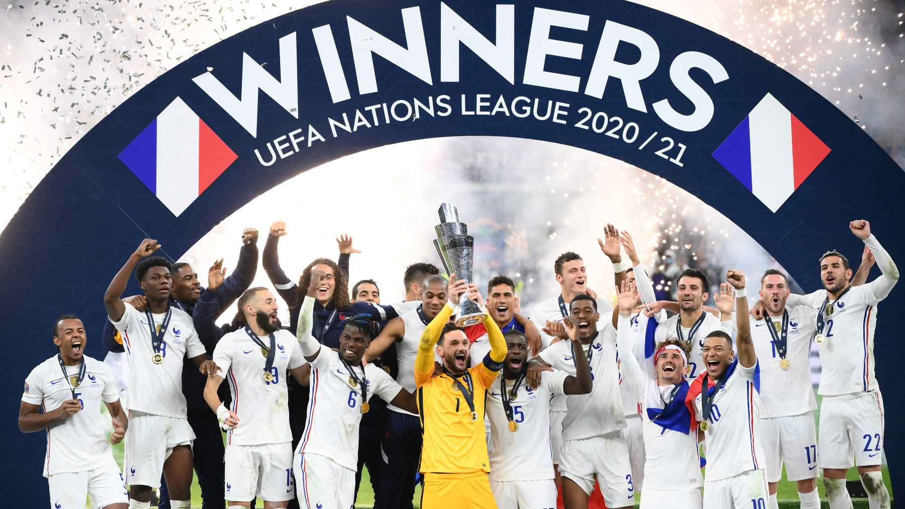 Lloris levanta el trofeo de la Liga de las Naciones. (AFP)