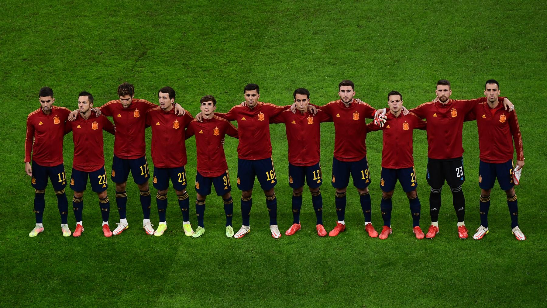 Los jugadores de España escuchan el himno nacional. (Getty)