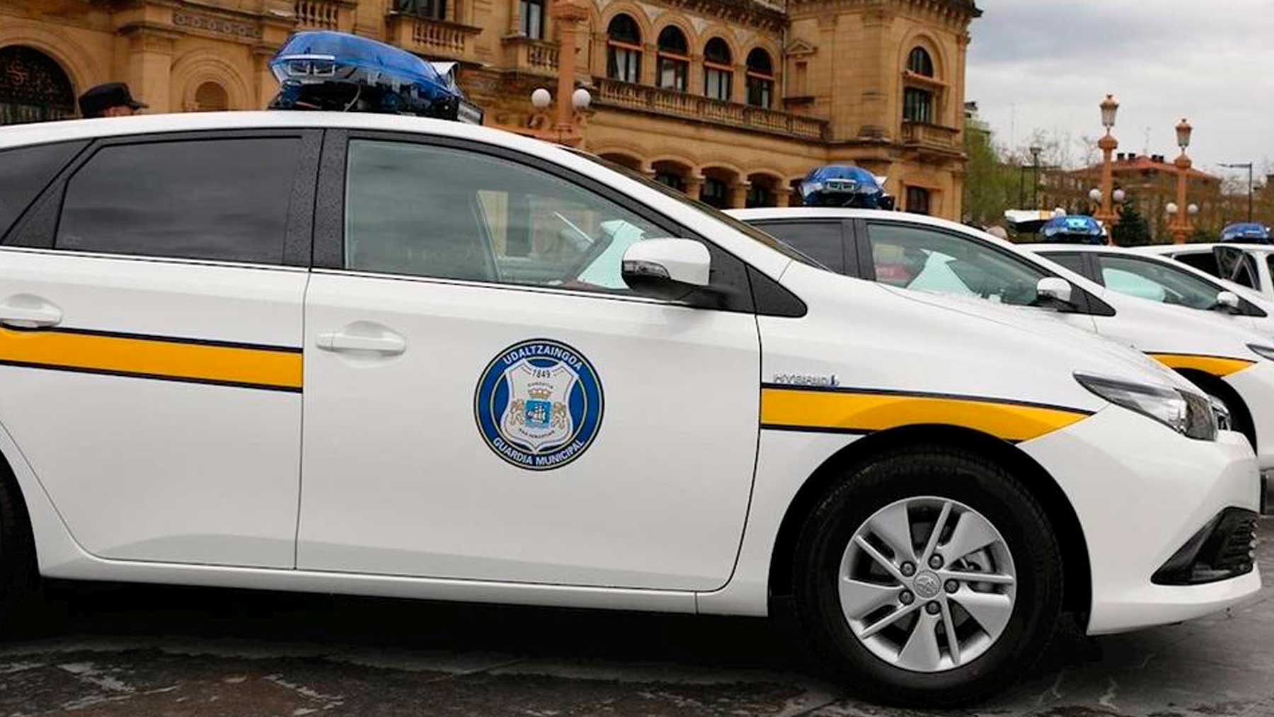 Un coche de la Policía municipal de San Sebastián frente al ayuntamiento guipuzcoano.