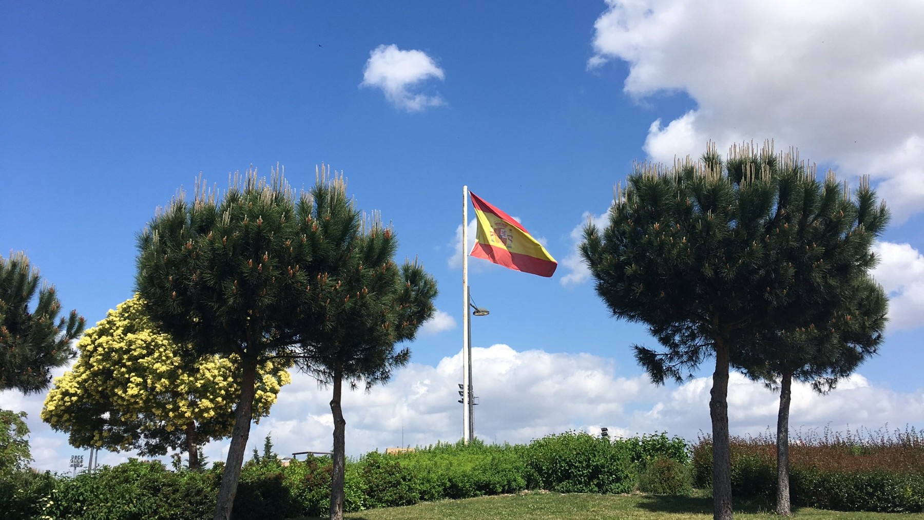 Bandera de España retirada en Alcorcón.