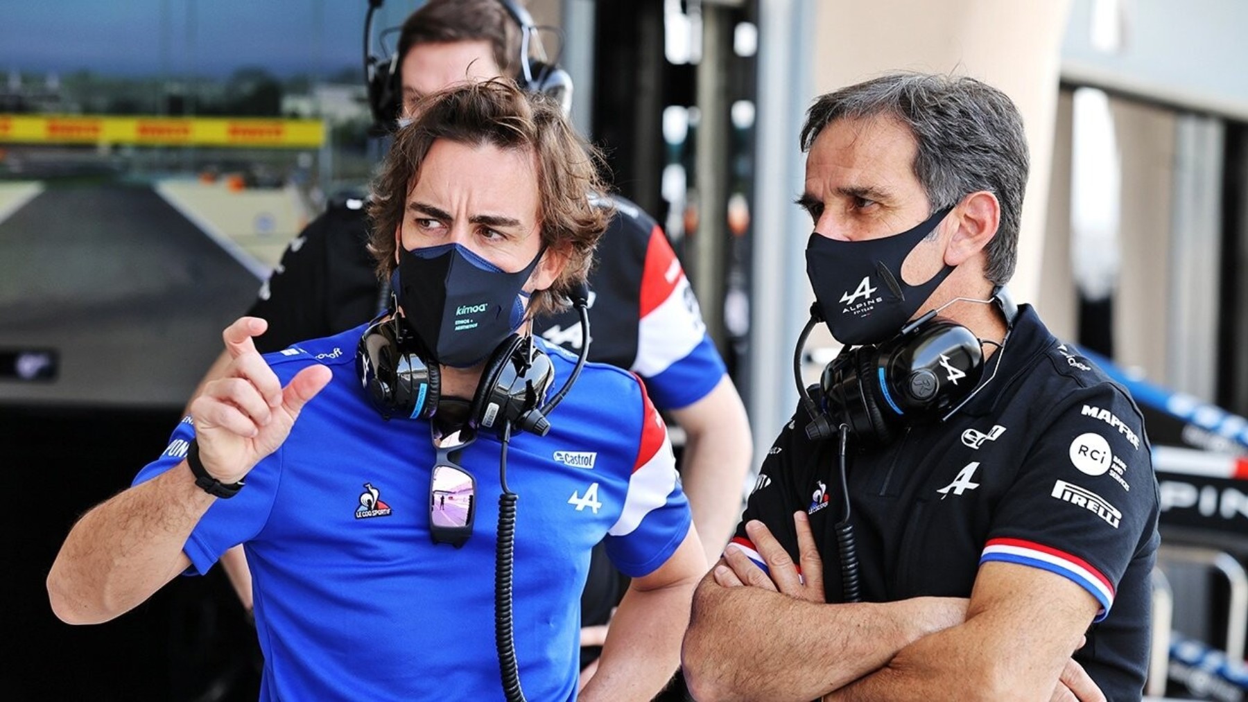 Fernando Alonso conversa con Davide Brivio.