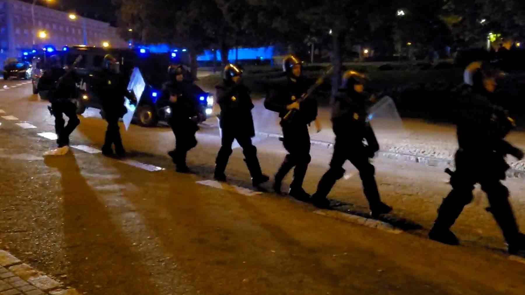 Cientos de policías nacionales han sido destinados a controlar botellones en Madrid.