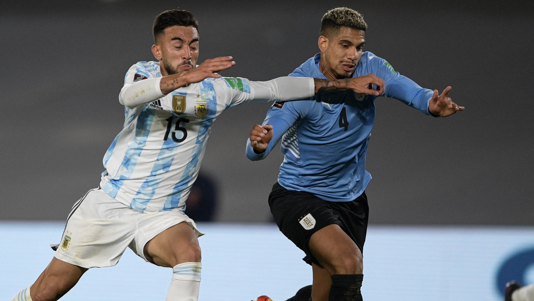 Araujo, en un partido de Uruguay contra Argentina. (AFP)