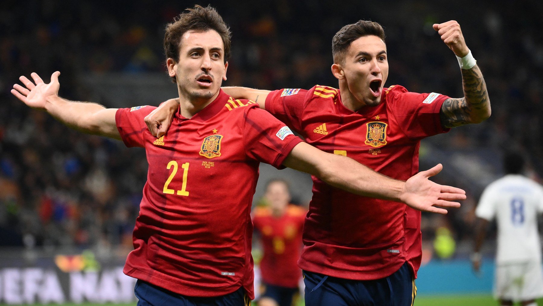 Oyarzabal y Yeremy Pino celebran un gol con España (AFP).