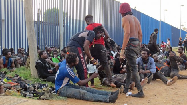Inmigrantes subsaharianos a las puertas de un CETI.