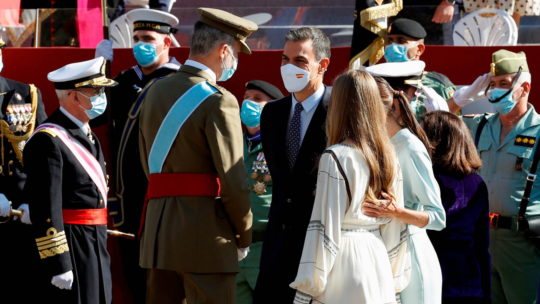 Pedro Sánchez saluda a Felipe VI, el pasado 12 de octubre.