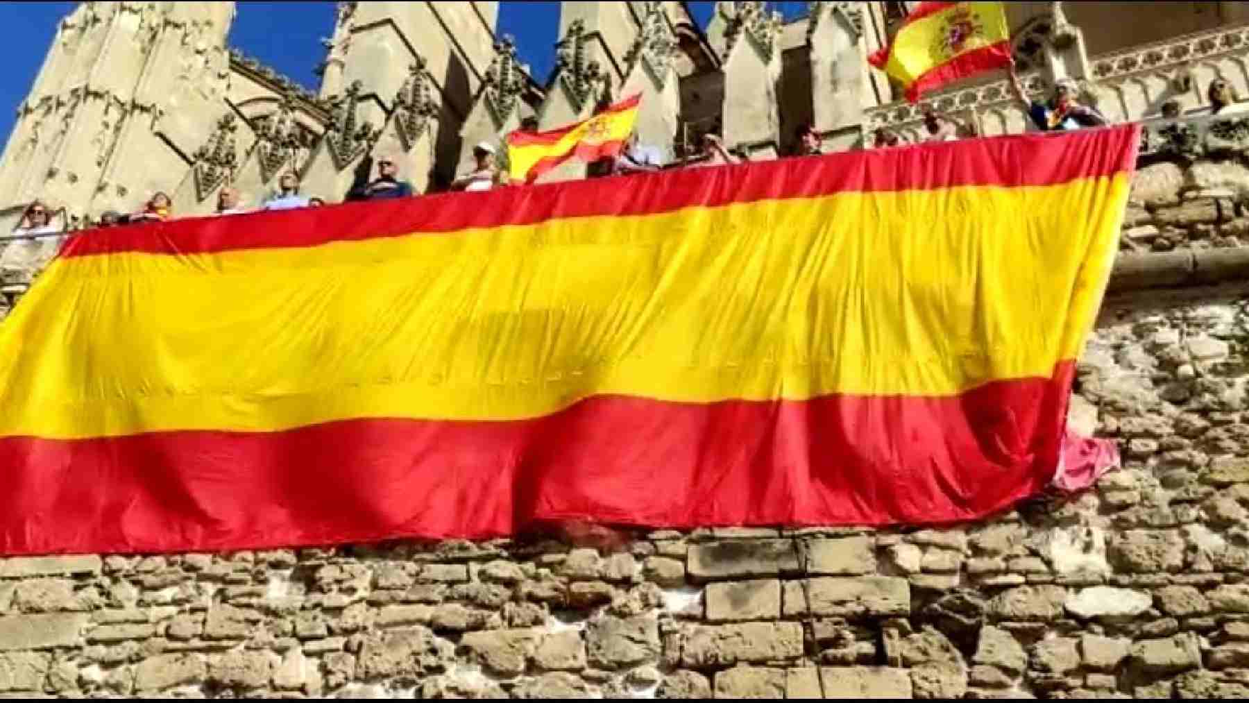 Bandera desplegada por Vox Baleares en la muralla de Palma.