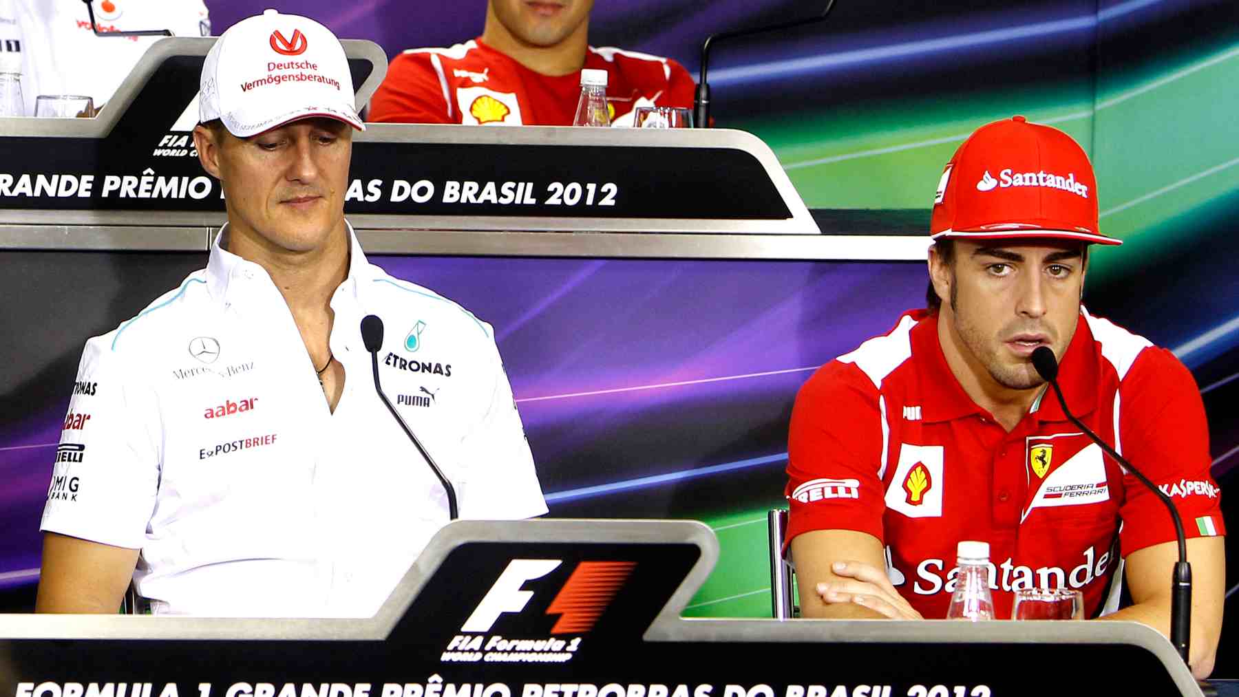 Michael Schumacher y Fernando Alonso en rueda de prensa. (AFP)