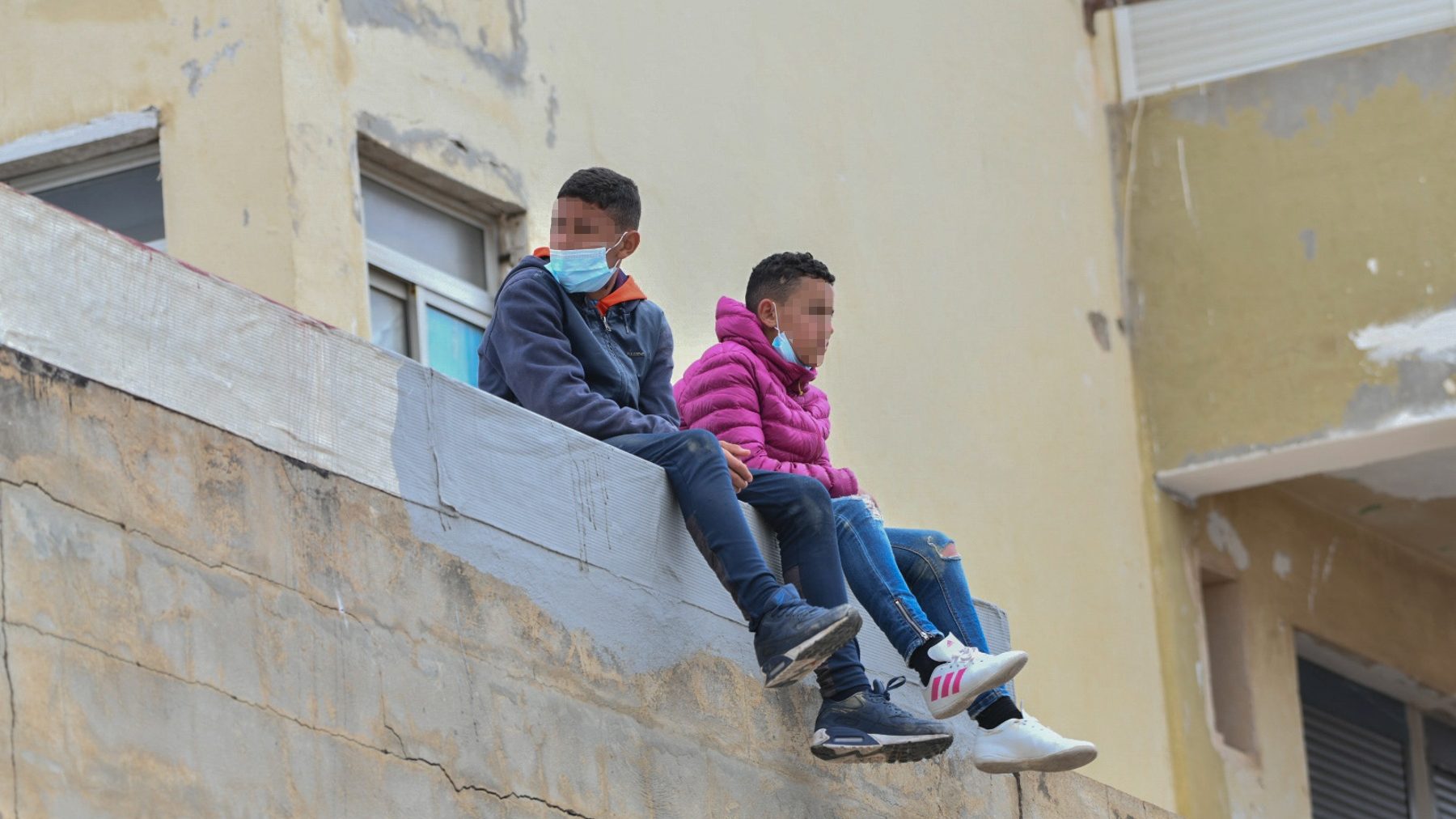 Dos menores marroquíes en las inmediaciones del polígono del Tarajal, en Ceuta (Antonio Sempere / EP)