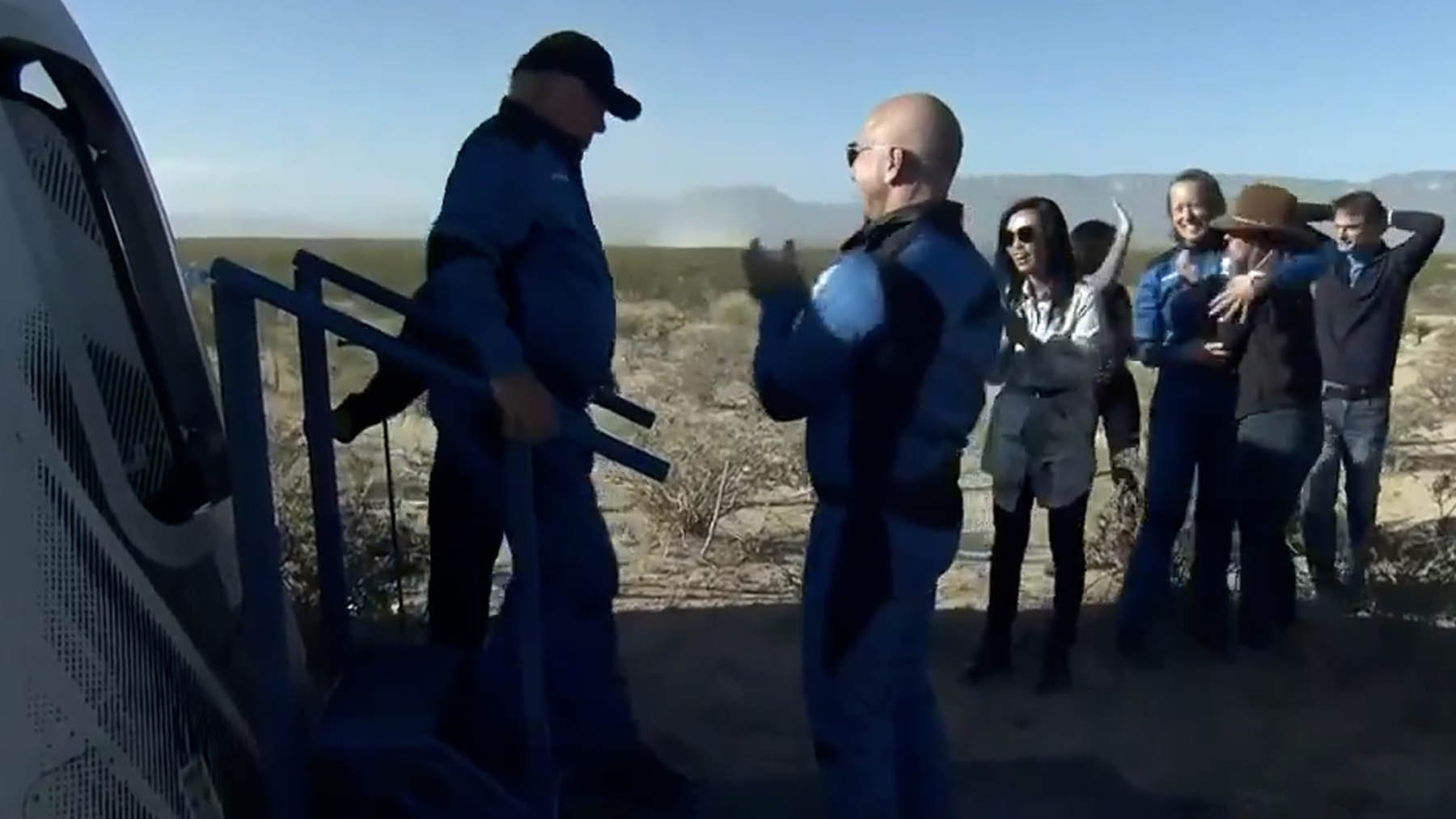 El ‘capitán Kirk’ sale de la Blue Origin tras su paseo espacial.