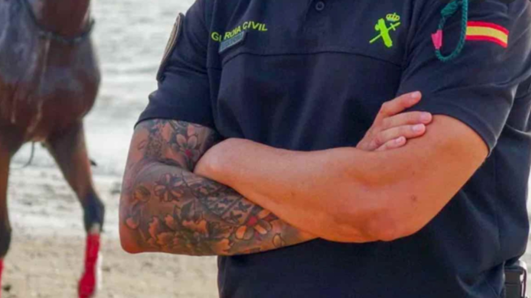 Un guardia civil con un tatuaje en el brazo.