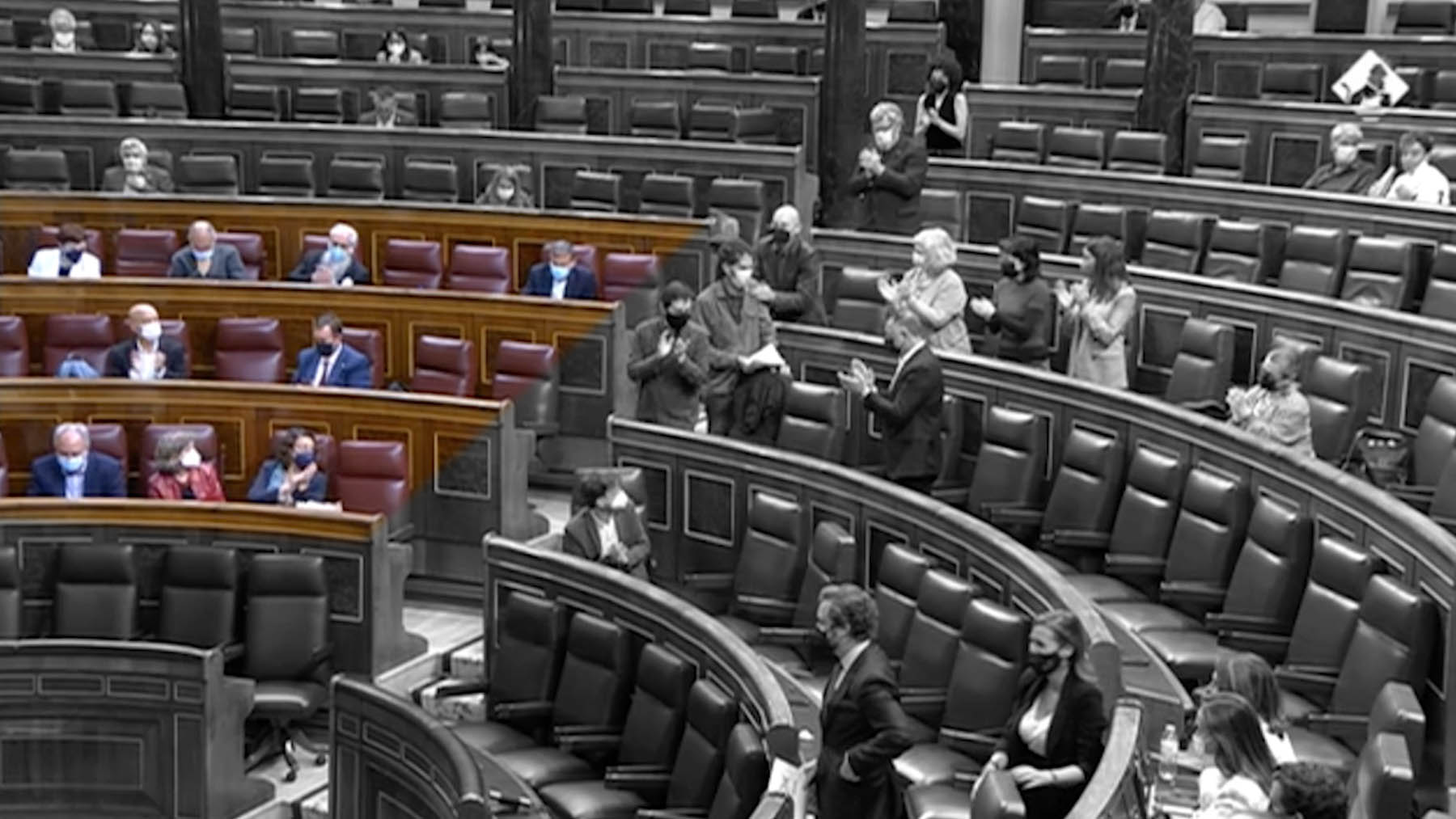Diputados del PSOE aplaudiendo al condenado pateapolicías Alberto Rodríguez.