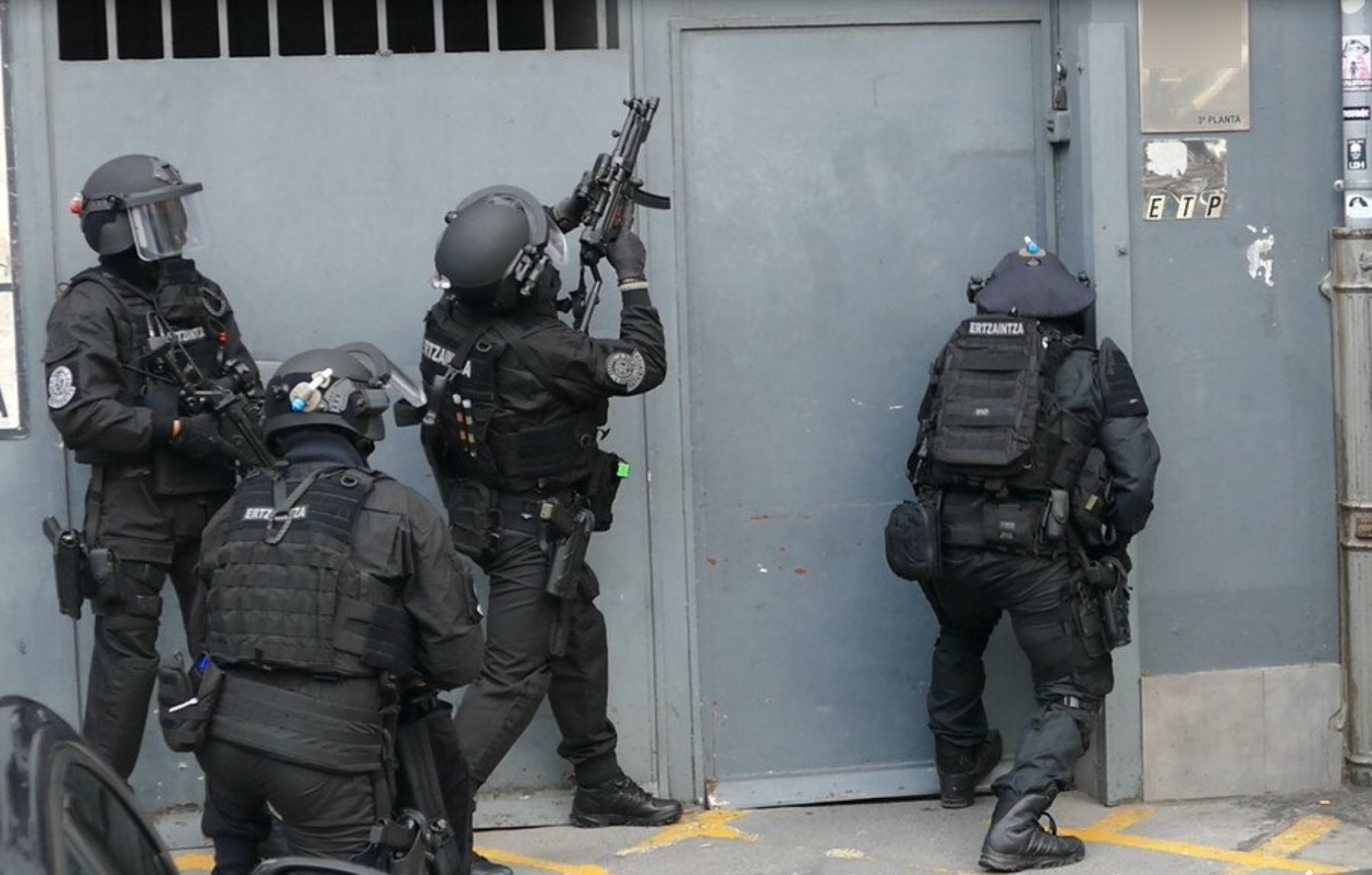 Agentes de la Policía en el campus de Lejona.