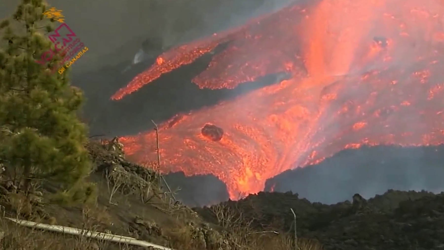 La lava se desborda por el cono del volcán.