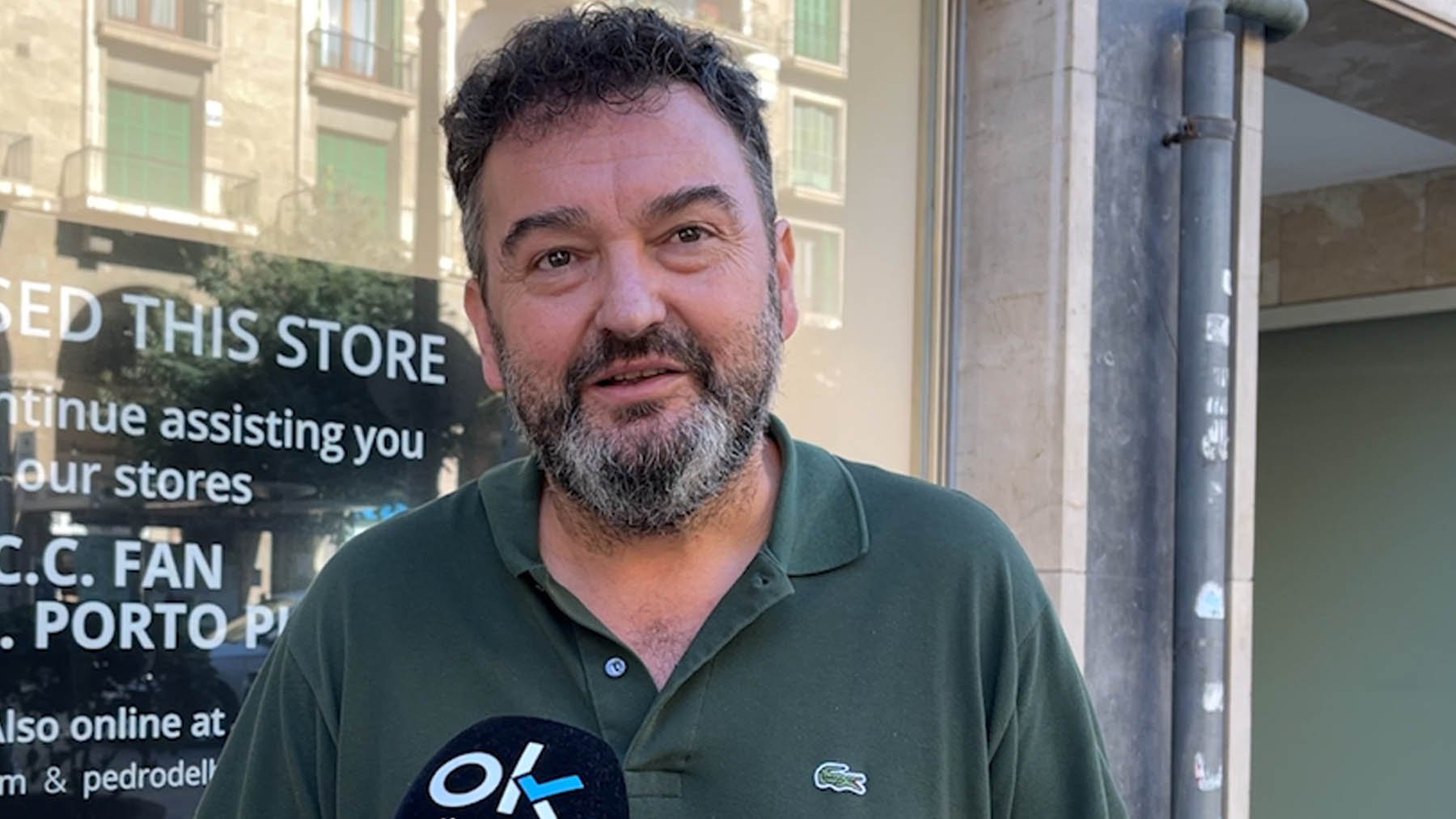 El presidente de Afedeco, Toni Gayà, frente a la tienda de Cortefiel en Palma que ha cerrado.