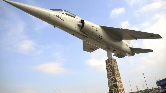 Un Mirage F-1 aterriza en Boadilla para rendir homenaje al Ejército del Aire.