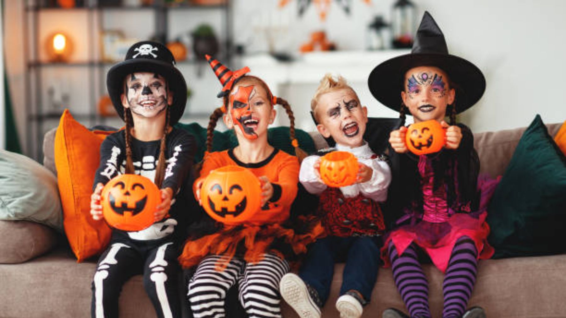 Niños disfrazados en Halloween.