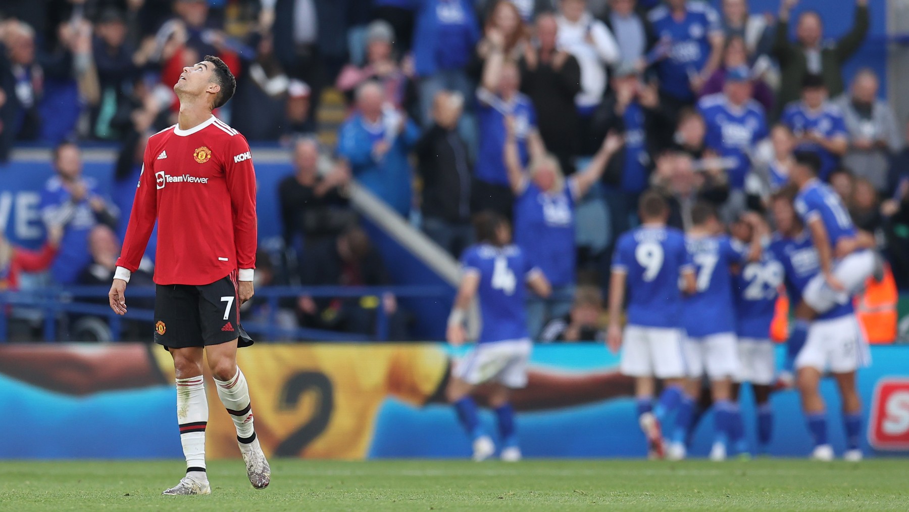 Cristiano Ronaldo mira al cielo, mientras ve a los jugadores del Leicester celebrar un gol. (Getty)