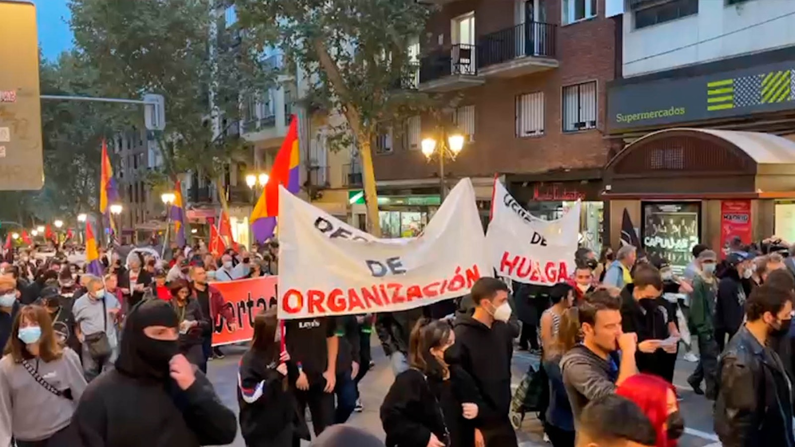 Radicales de ultraizquierda este sábado en Madrid exigiendo la libertad de Hasél. (Imagen: Francisco Toledo)