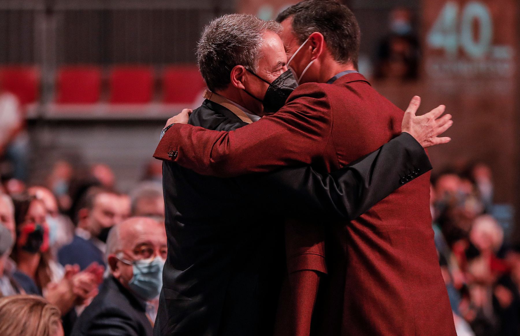 Zapatero se abraza a Sánchez.