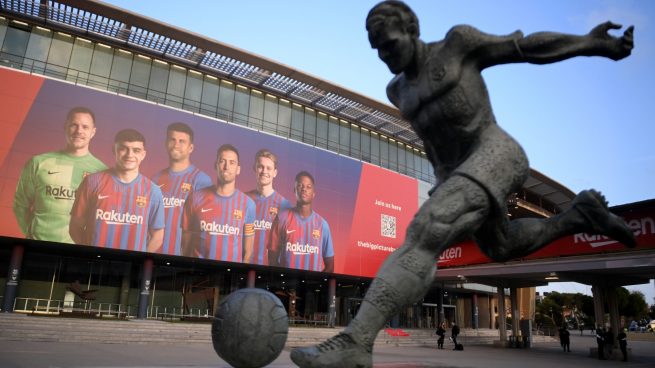 El Camp Nou está en ruinas: operarios vigilan que no salten los plomos durante los partidos