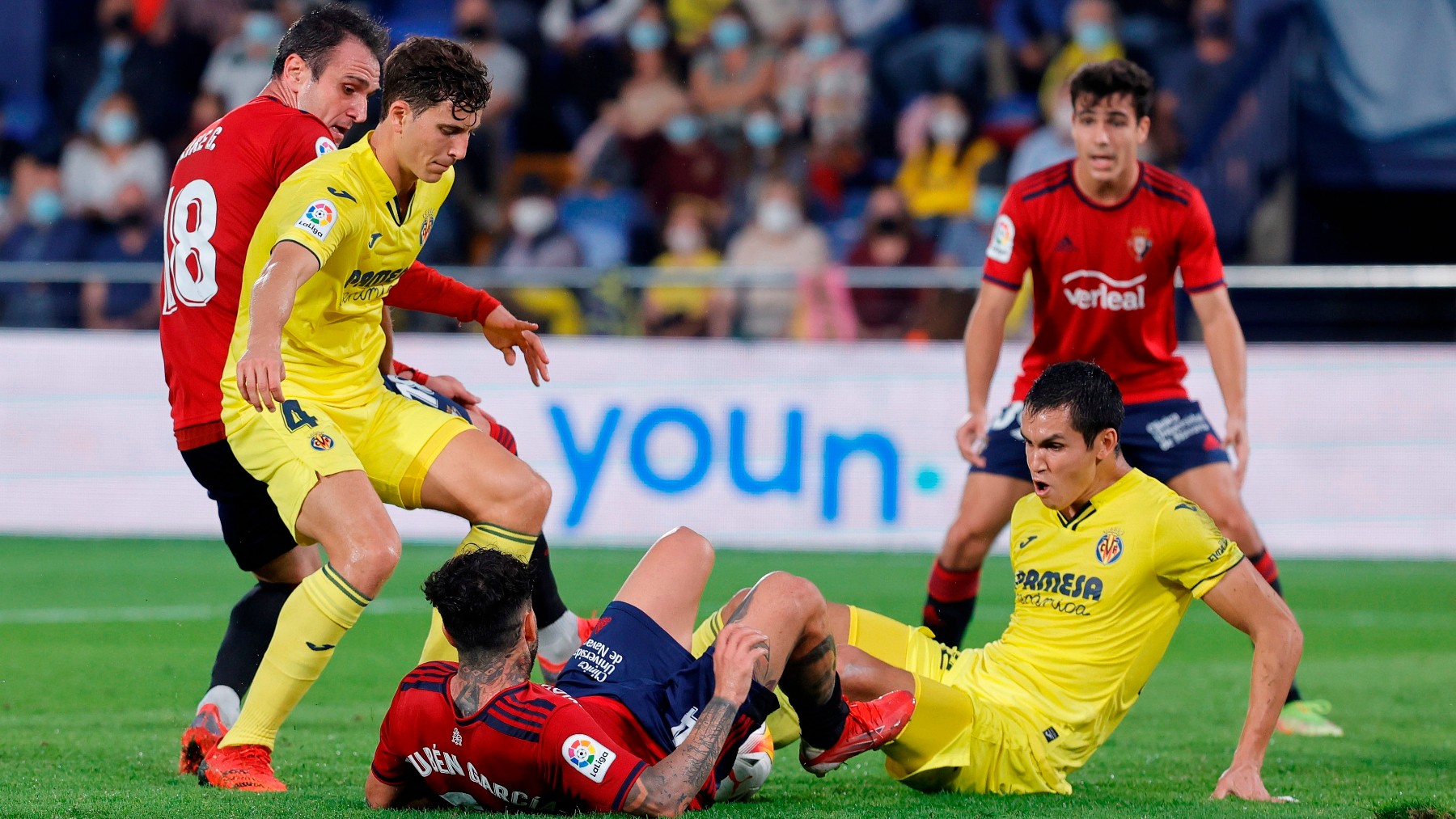 Los jugadores de Villarreal y Osasuna pelean por un balón. (EFE)