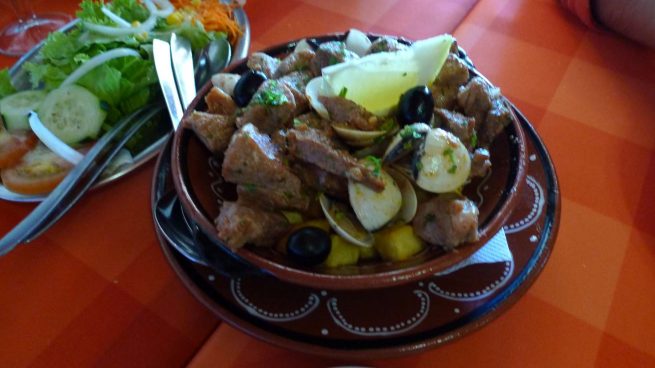 Carne con almejas