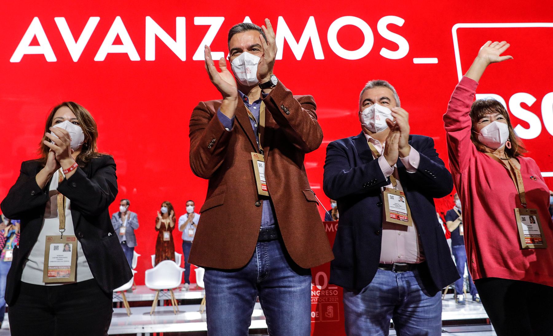 Sánchez aplaudiendo en el 40 Congreso Federal del PSOE.