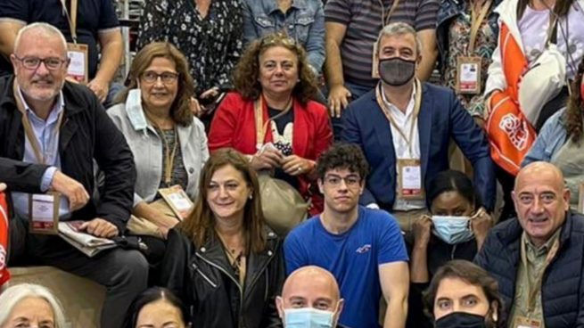 Los socialistas incumplen las normas que imponen a los demás posando sin mascarilla en Valencia