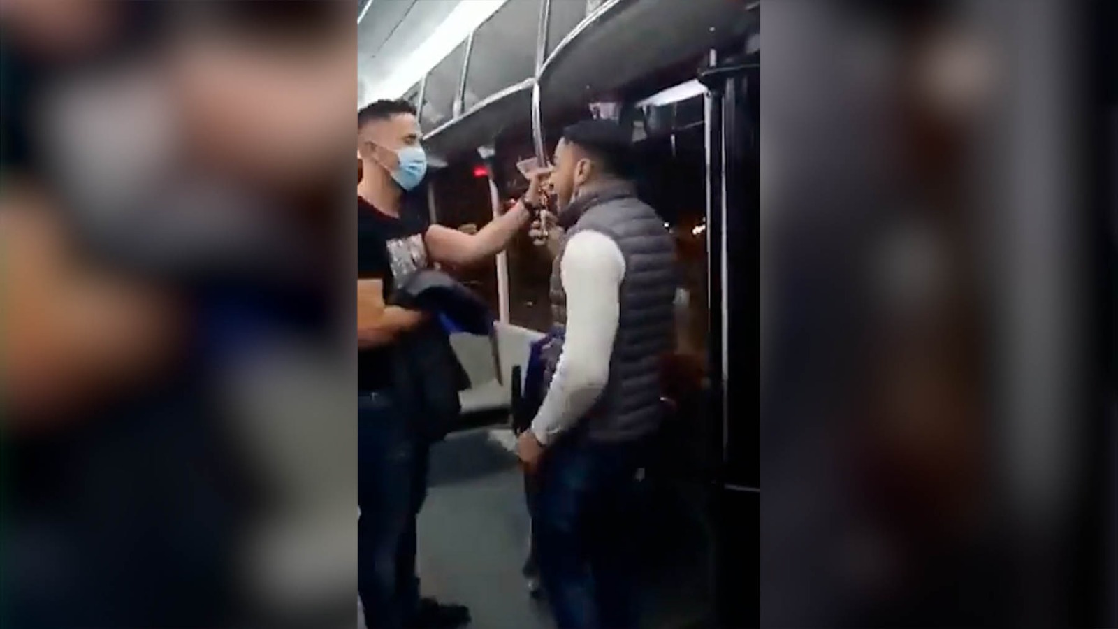 Este es el vídeo de la agresión de un hombre a un agente de Policía en Zaragoza.