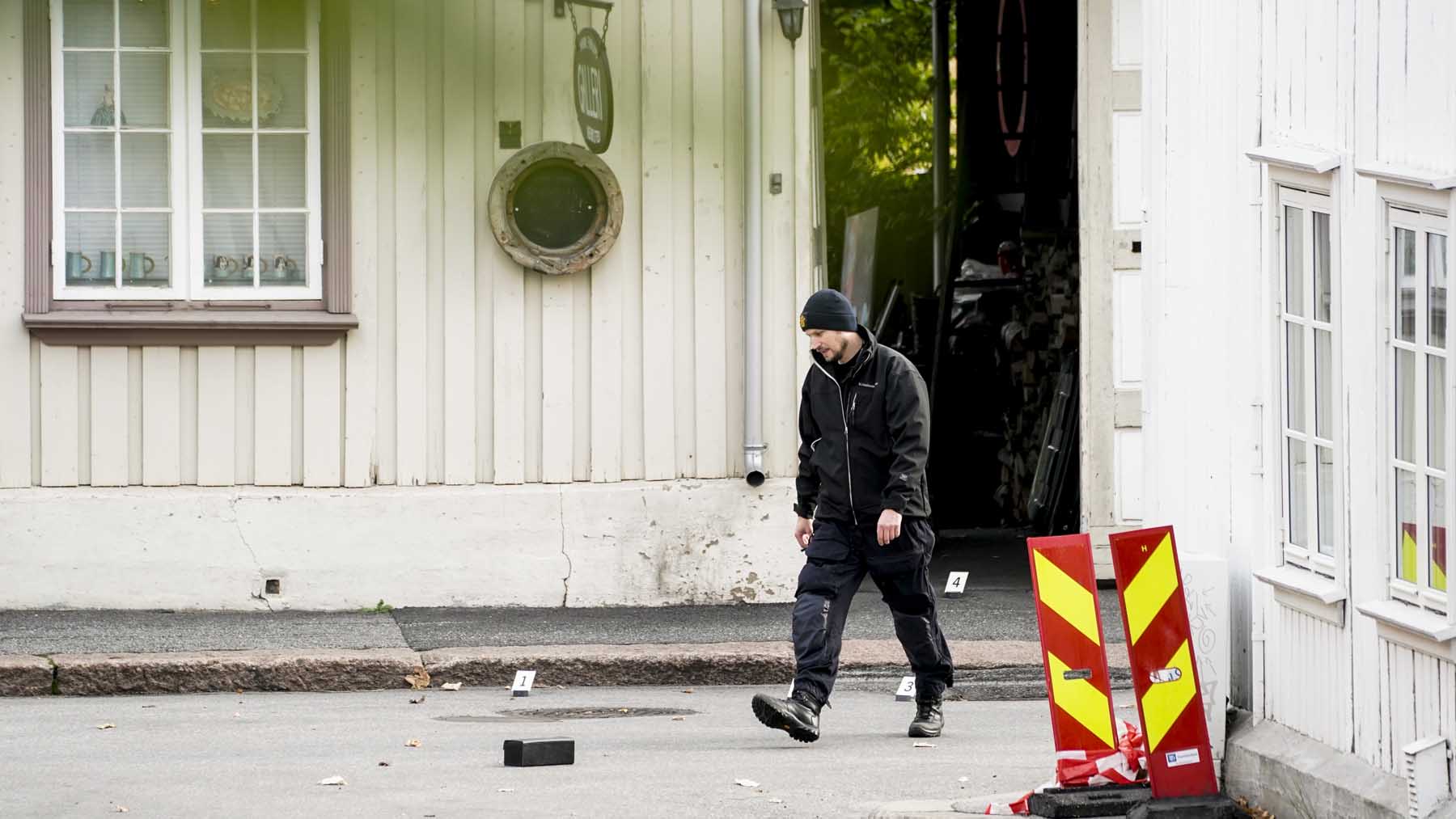Un policía en el lugar del ataque con arco y flechas. Foto: Europa Press