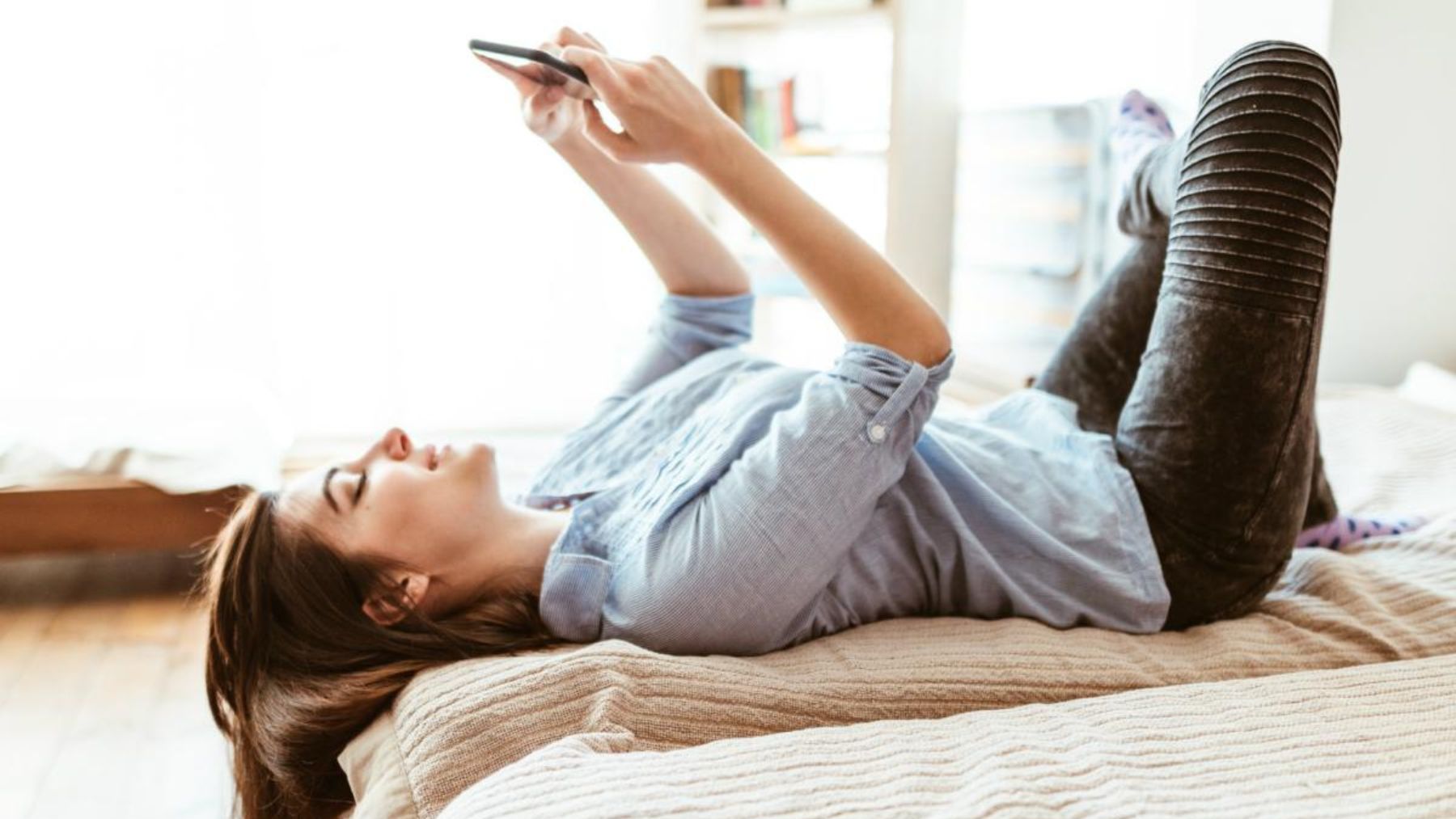 Los ejercicios que puedes hacer tumbado en la cama y mientras estás con el móvil