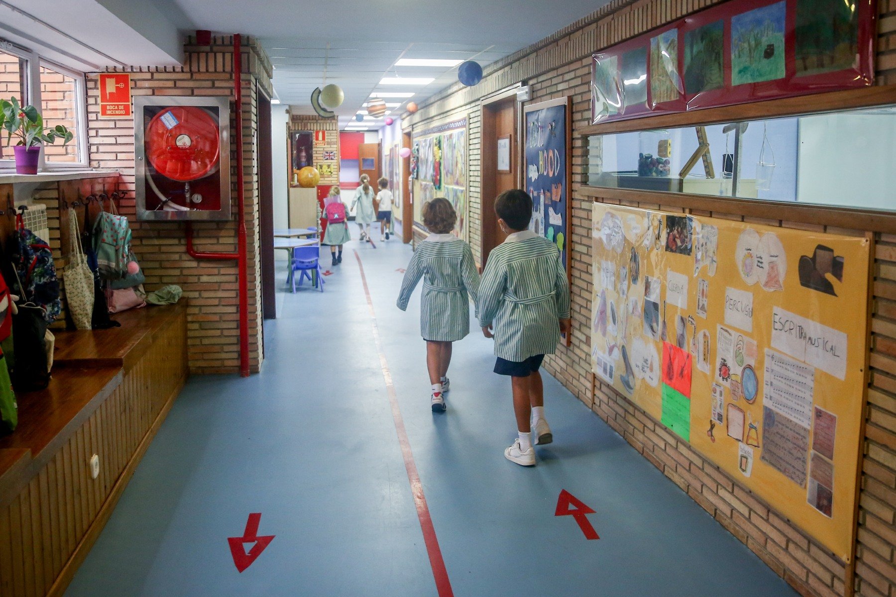 Niños caminando por el pasillo de un colegio (RICARDO RUBIO / EUROPA PRESS).