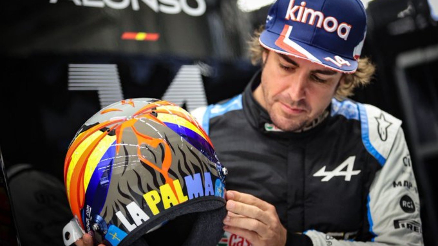 Fernando Alonso posa con su casco en apoyo a La Palma.