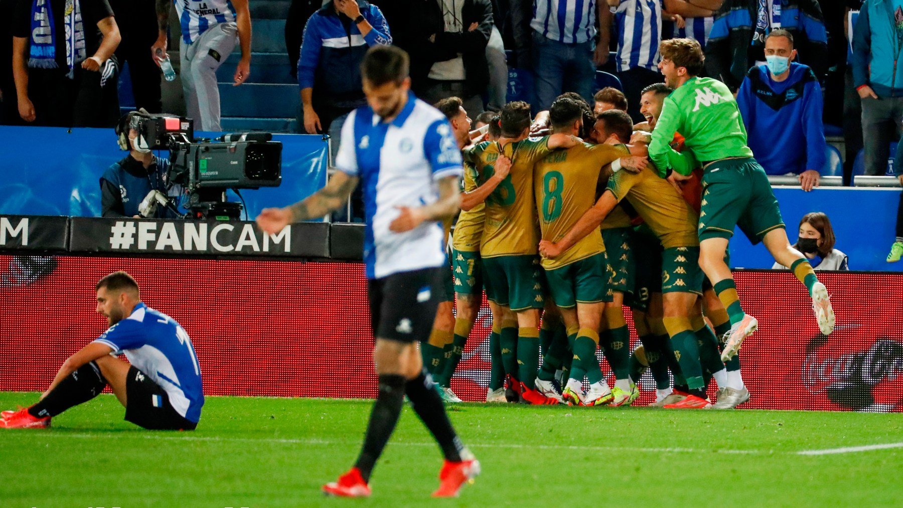 Los jugadores del Betis celebran la victoria. (EFE)