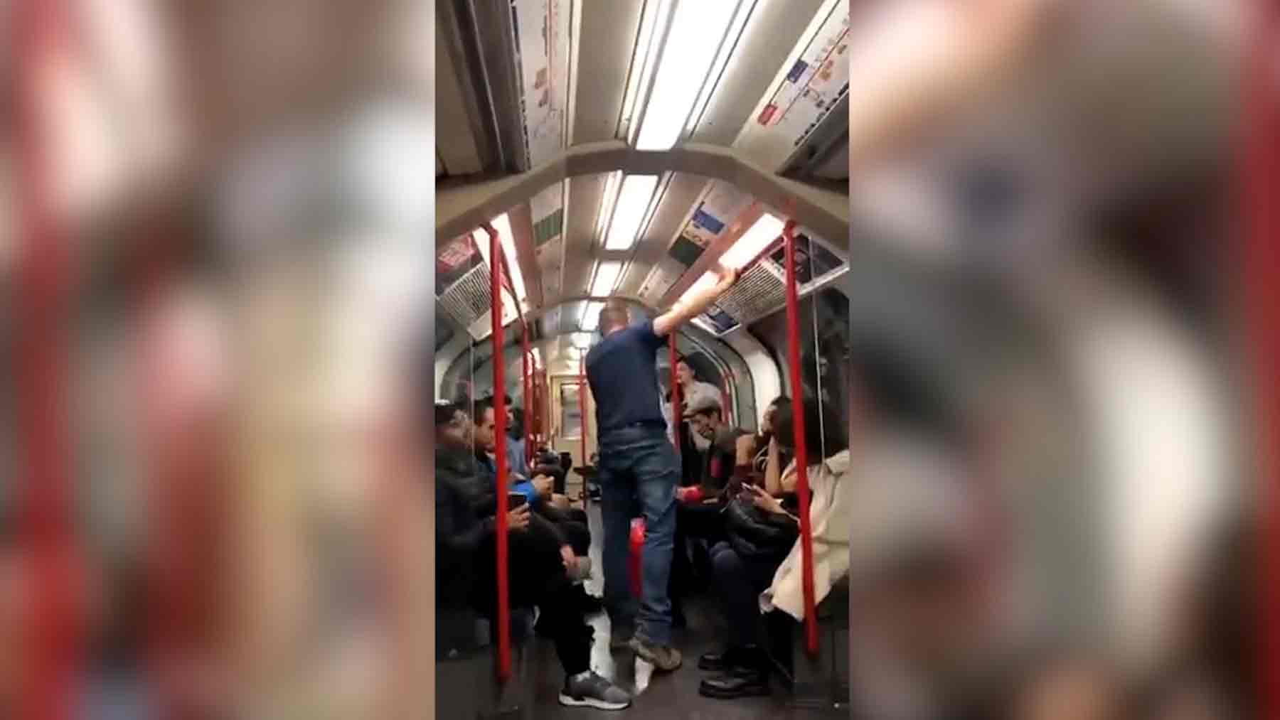 Un hombre intenta agredir a una mujer asiática en el metro de Londres y sale escaldado a golpes.