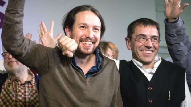 El ex secretario general de Podemos Pablo Iglesias, acompañado del politólogo Juan Carlos Monedero, cofundador del partido (Foto: Efe).