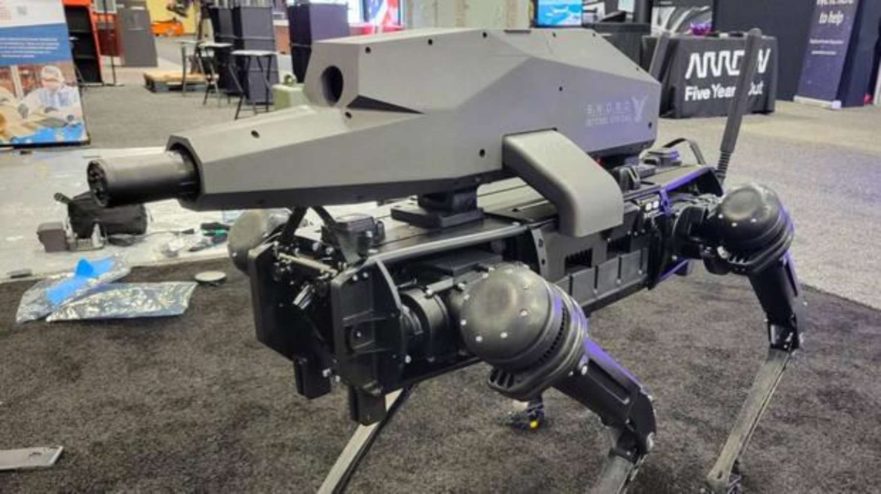Nuevo robot militar con rifle