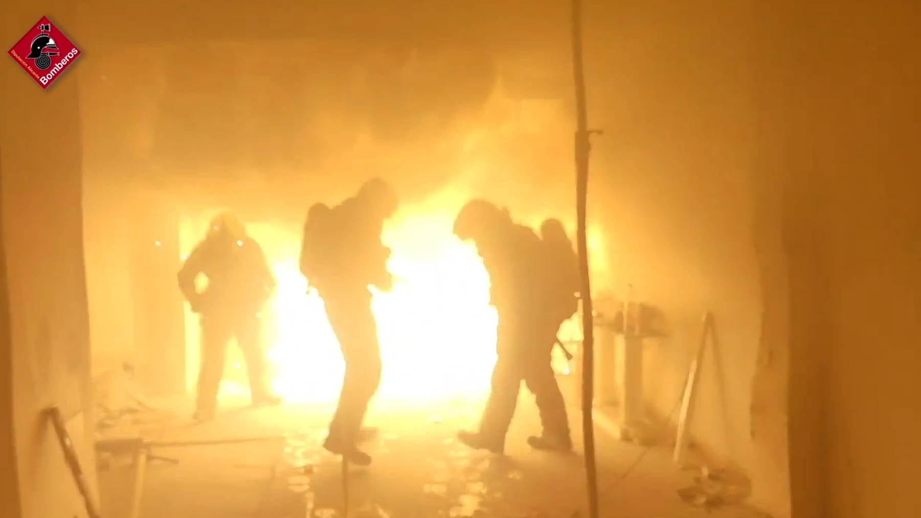 Una explosión sorprende a los bomberos cuando extinguían un incendio en un taller de aluminio